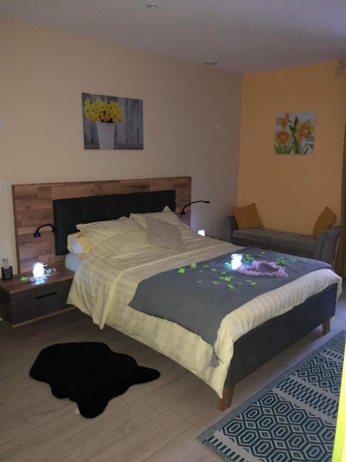 Bed and Breakfast Jonquille Chic La Piccola Venezia Vrécourt Esterno foto